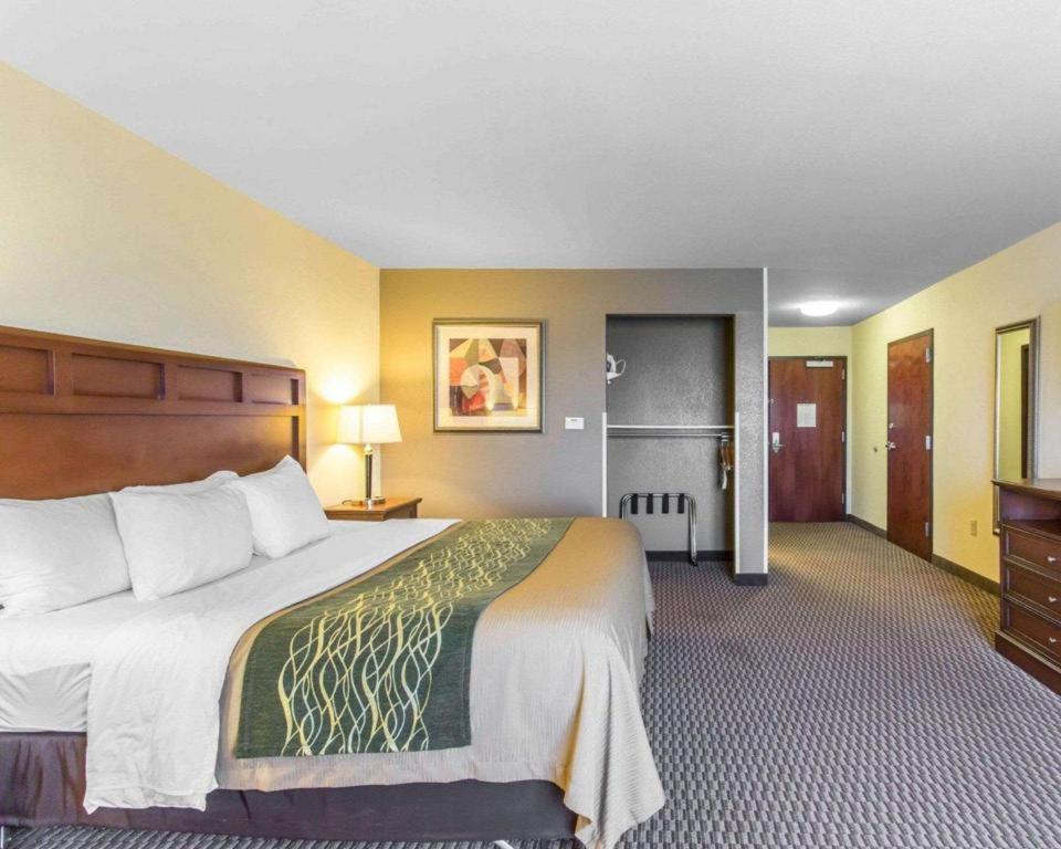 Comfort & Hotel Madisonville
