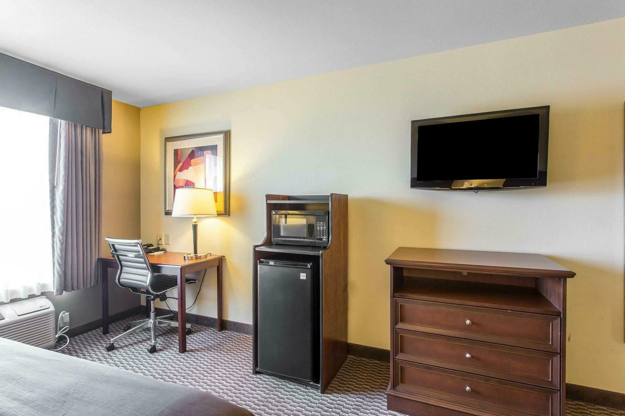 Comfort & Hotel Madisonville
